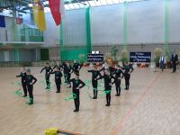 dziewczynki obrane w czarne stoje wykonują taniec stnchroniczny