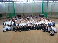 tłum ludzi, uczestników jubileuszu szkoły pozuje do zdjęcia