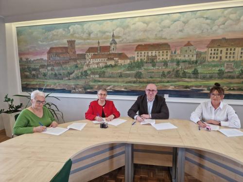 Podpisanie umów z przedstawicielami organizacji pozarządowych